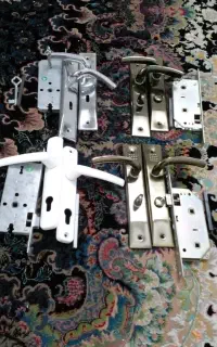 چندتا قفل و دستگیره و شیر فلکه برنجی گازی.همه نو