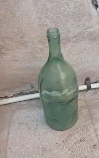 شیشه ابغوره یک میز اتو سالم