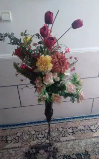 گلدان فلزی با گل مصنوعی