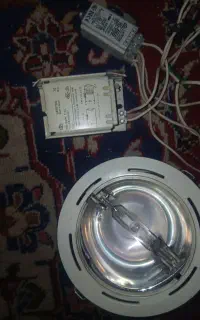 تعدادی پرژکتور بخار سدیم   70 و 150 وات
