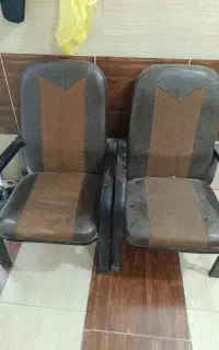 1 عدد صندلی مدیریتی 2 عدد صندلی انتظار