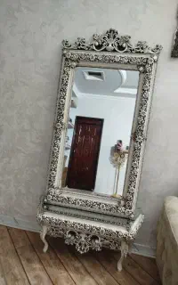 آینه قدی و میز