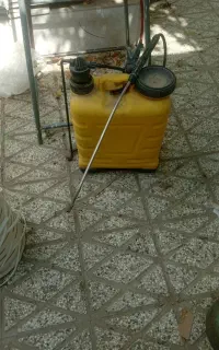 یک دستگاه سم.پاش.