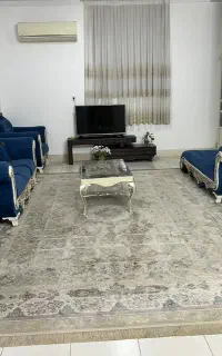 مبل هشت نفره و میز وسط و دو عددمیزعسلی بسیار نو