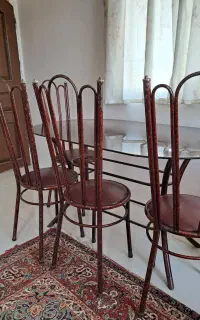 میز وصندلی  فلزی رویه شیشه سالم ودوعددصندلی چوبی
