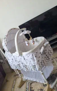 تخت کنار مادر ملورین