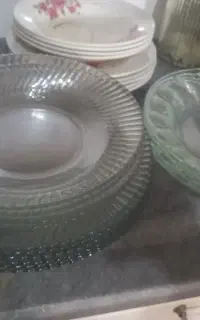 تعدادی بشقاب ملامین وپیرکس