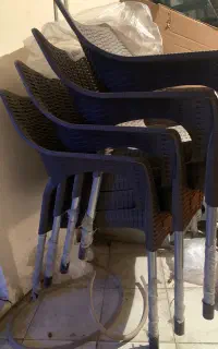 میز بدون پایه . قفسه اکسستوری. صندلی پلاستیکی ناصر