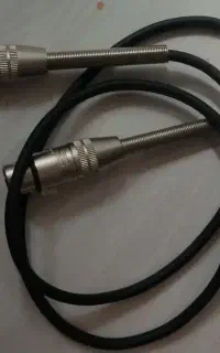 تعدادی کابل میکروفن و اسپیکر و باند