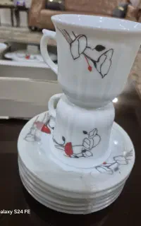 سرویس فنجان نعلبکی با قندان گل سرخ و سفید آرکوپال