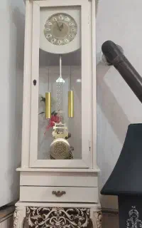 ساعت ایستاده کاملاً سالم