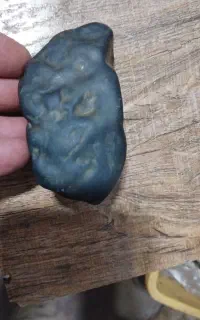 یک عدد سنگ با جذب آهن ربای بالا