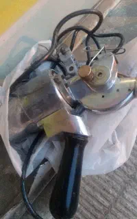 یک عدد قیچی برقی ژاپن اصل اصلا استفاده نشده به شرط