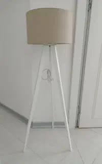 آباژور ایستاده