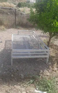 تخت فلزی. سنتی