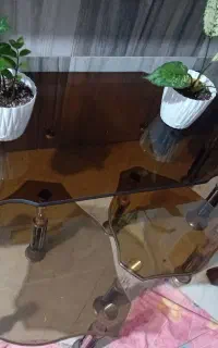 سه‌تا میزعسلی‌ویک میز بزرگ