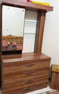 میز ارایش  و کشو اینه دار و صندلی دار