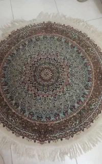 قالیچه گرد ۲سانت ریشه ش پاره شده