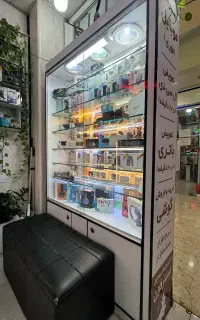 ویترین مغازه موبایل صندلی و شلف