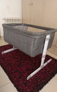 تخت کنار مادر
