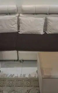 مبل کرم مشکی با بالشت
