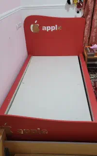 دو عدد تخت همراه با تشک در حد نو