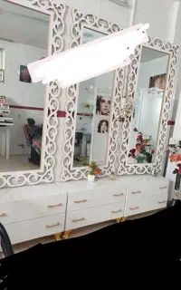 دو عدد آینه بزرگ یک عدد کمد