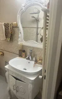 آیینه و‌ روشویی