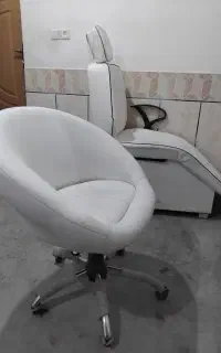 صندلی اصلاح دوعدد ویک عدد صندلی