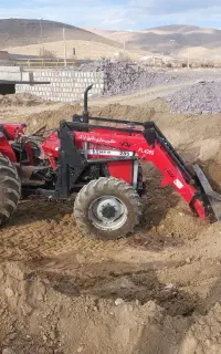 کار با بیل‌تراکتور