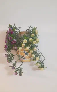 گلدان دیوار کوب و دو شاخه گل اویز