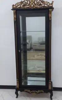 بوفه مشکی و ی جفت تخت فلزی سفید