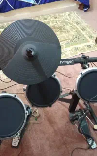 وی درامز behringer