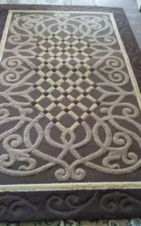 ۳عدد قالیچه موکتی و۲عدد گلدان چوبی