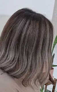 متقاضی کار در سالن زیبایی در زمینه رنگ و لایت