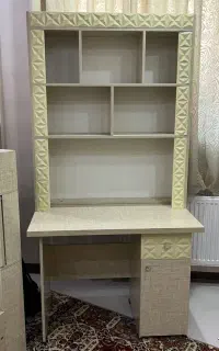 تخت و میز تحریر