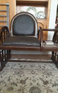 یک عدد میز تلفن به شکل کالسکه کار کرده