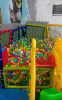 تعدادی لوازم شهر بازی کودک و بزرگسال