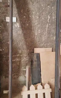 چارچوب آهنی و درب اتاق و یک برگ لترون