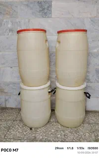 تعدادی دبه پلاستیکی