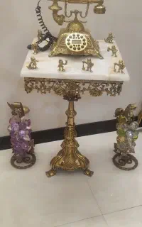 میز و تلفن برنجی