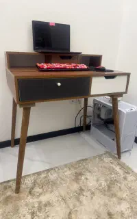 میز تحریر و کامپیوتر لوکس