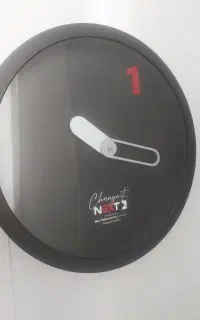 یک عدد ساعت دیواری