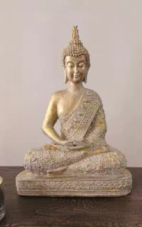 مجسمه پاینده بودا طلایی