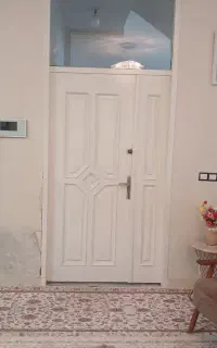 درب چوبی هال پذیرایی، یک لنگه و نیم