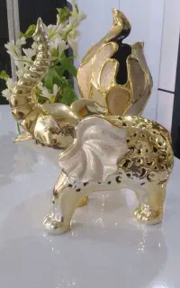 تعدادی مجسمه وشمعدان تزئینی وگل تزیینی