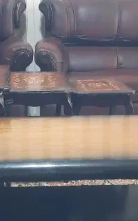 مبل ۷ نفره چرم+جلومبلی +۳عدد میز عسلی