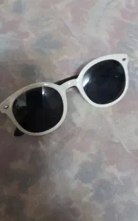 عینک سفید بچه گانه