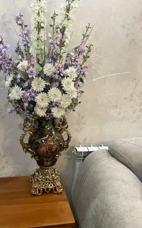 گلدان و گل مصنوعی