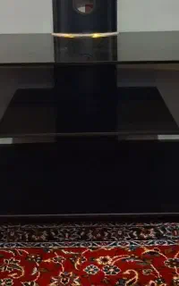 زیر تلویزیون شیشه ای با لوازم